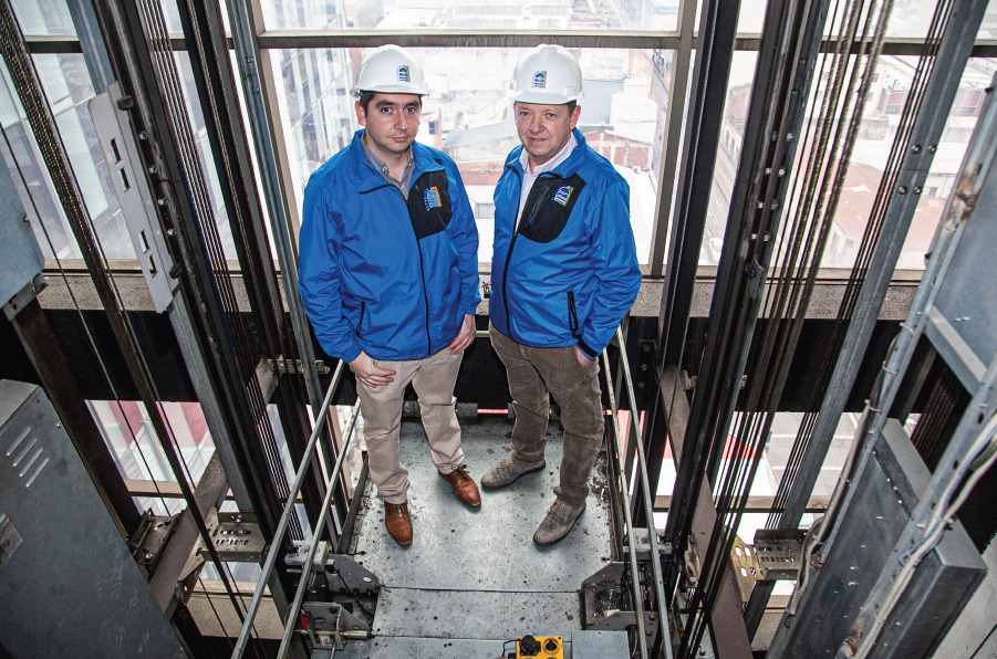 Cristóbal Danke Manosalva y Marcelo Danke De La Harpe, de Elevasur, en el foso de un ascensor